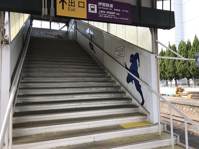 伊贺上野站3号站台跨线桥上的换乘提示