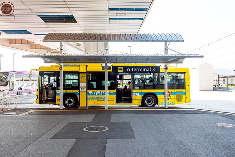 一辆停靠在T2航站楼前，开往T3的免费巴士，黄色的醒目涂装