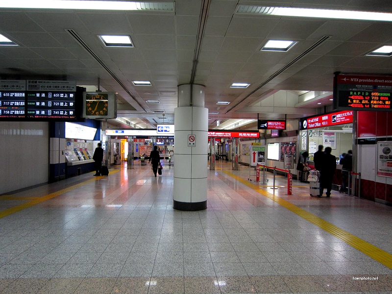 成田机场T2航站楼站负一层检票口