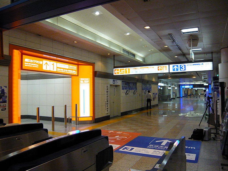 成田机场T2航站楼站负一层京成电铁导引牌