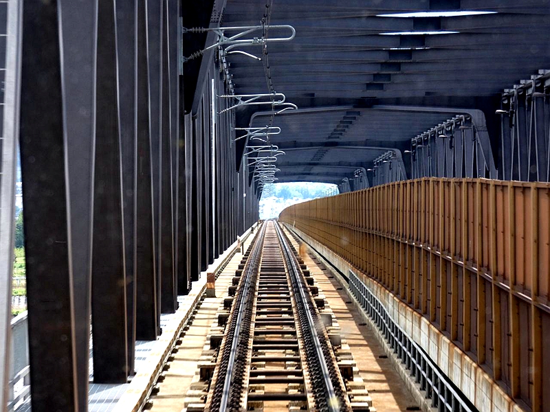 长野电铁在村山站附近途经的公铁两用桥