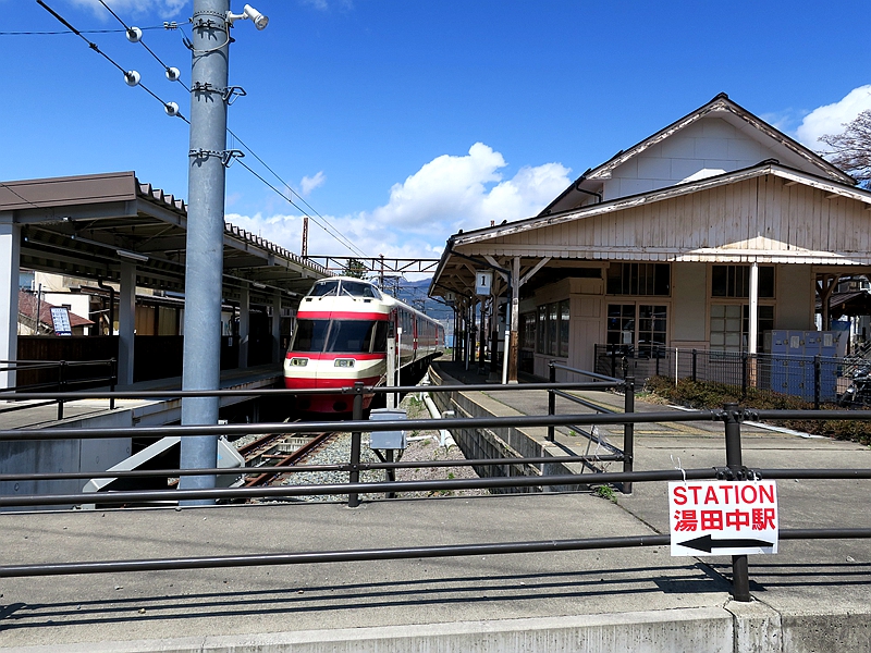 长野电铁终点港湾式2面1线结构的汤田中站