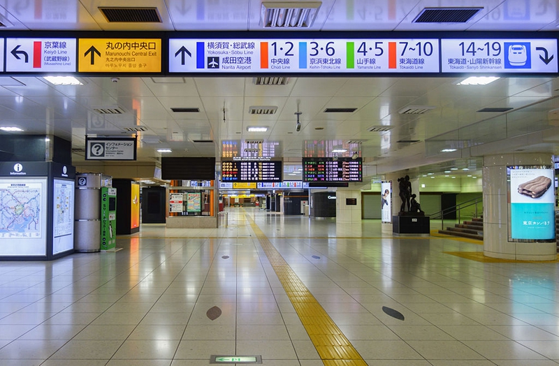 东京站内的导向信息牌