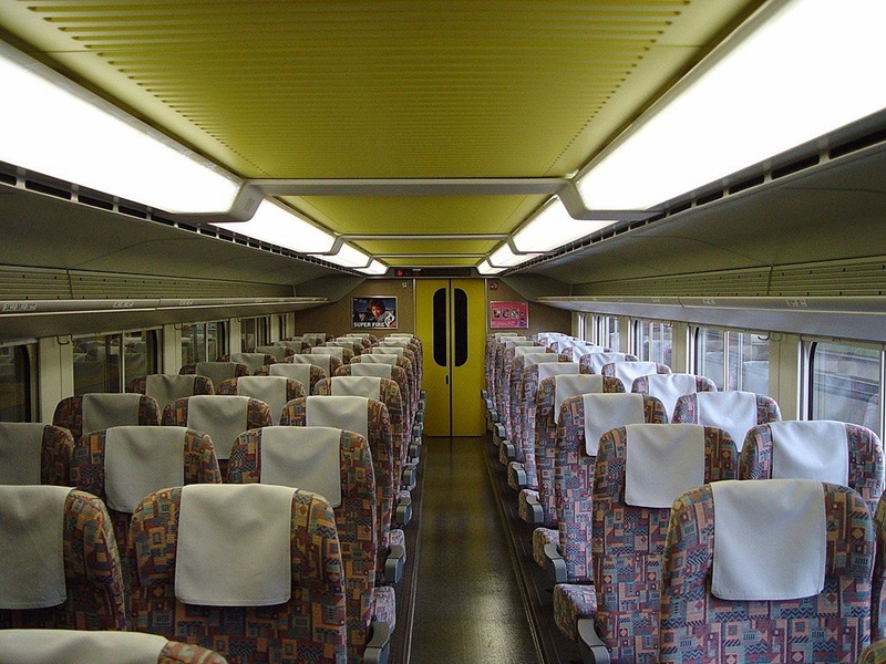 JR东日本E4系列车普通车厢内部