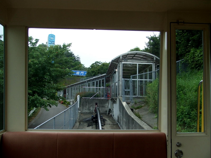 从运行中的斯洛皮单轨列车看位于高处，靠近鸣门高速大巴车站的单轨终点站