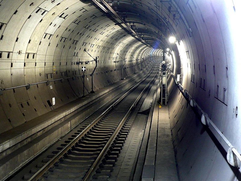 从站台远眺东京地铁半藏门线锦丝町站用盾构法开挖的隧道