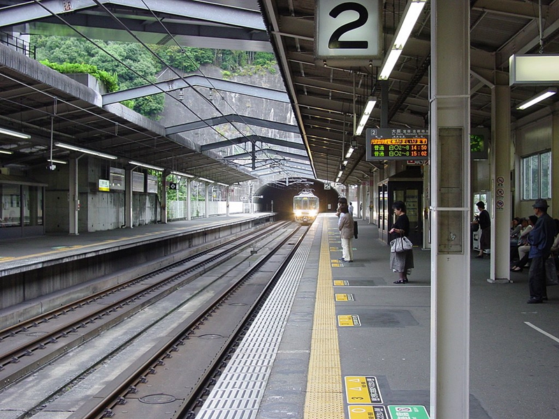 从西宫名盐车站的2号站台远眺通往兵库县尼崎市的隧道
