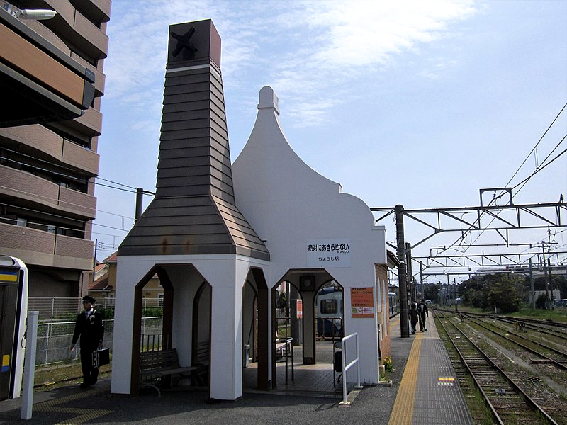 铫子站翻新改造后的站房与检票口