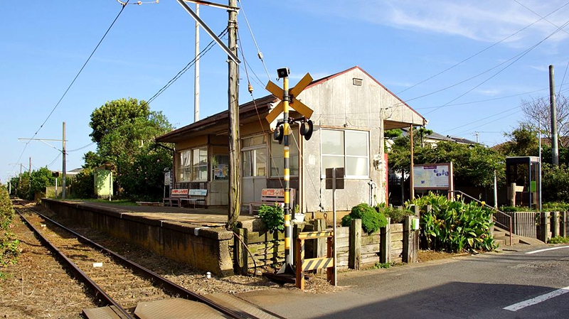 铫子电铁海鹿岛站的站房以及站台全景