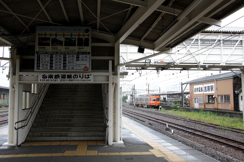 位于JR东海道本线站台上用于换乘岳南电车的换乘通道入口