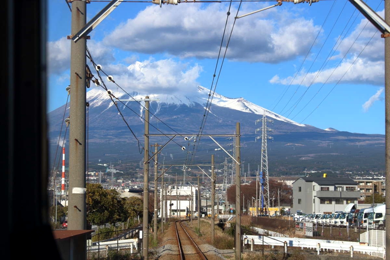 从运行在吉原站至JATCO前站间的列车上所拍摄到的富士山