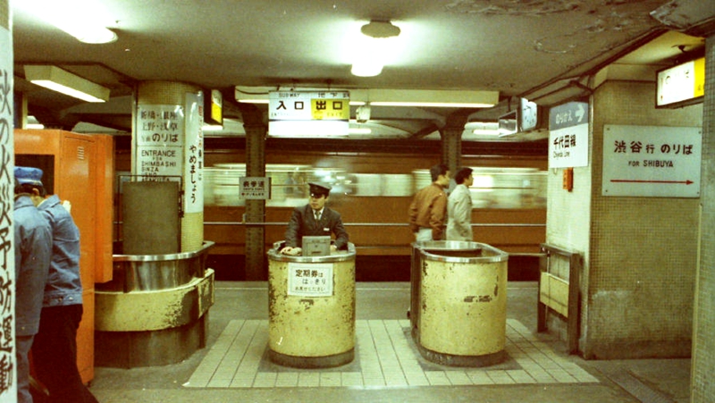 1972年更名后的银座线表参道站，可看到右侧墙上的千代田线的换乘指引