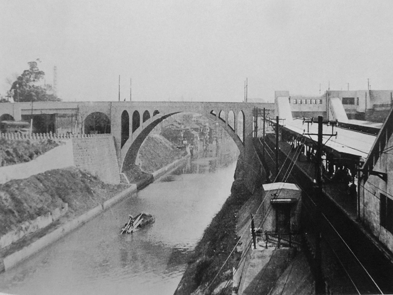 摄于1934年，从御茶之水桥上远眺所看到的圣桥以及1932年改扩建后的御茶之水车