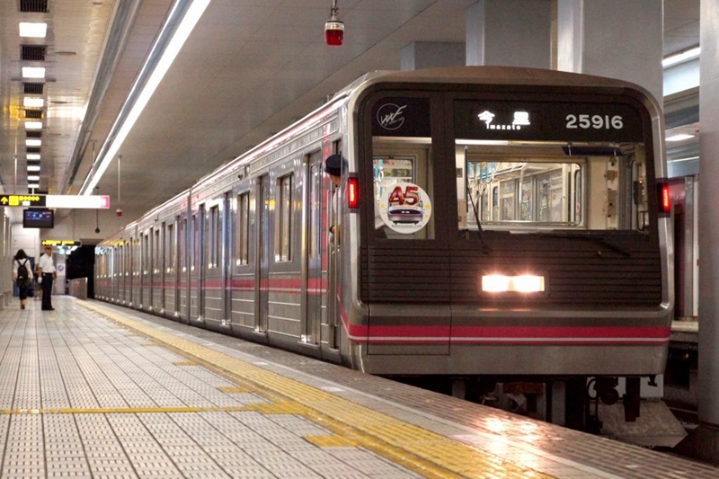 大阪地铁以4节25系列车编组运行的千日前线