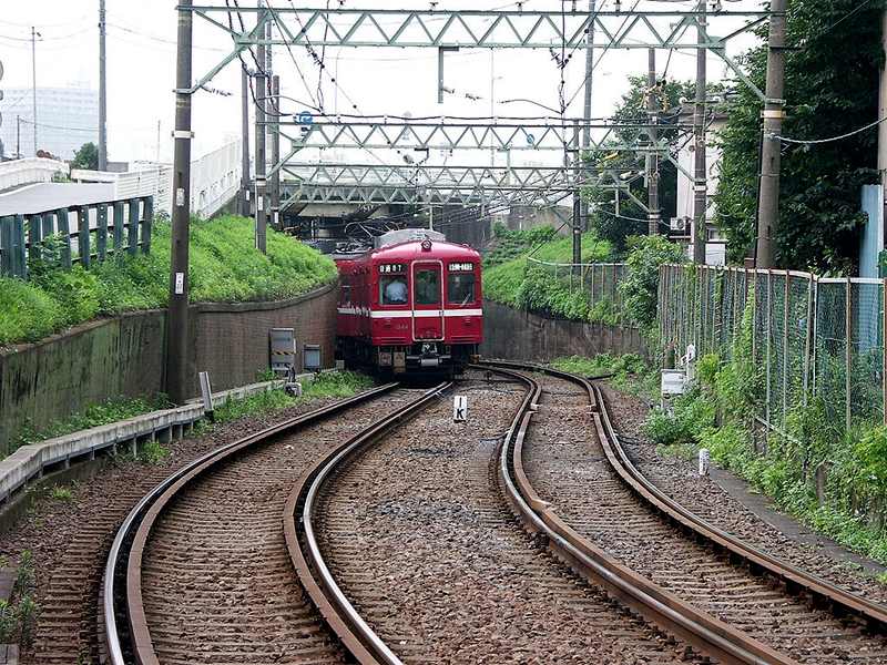 京急电铁一处非急弯轨道设置的防止列车出轨的护轨